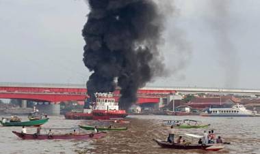 Kapal BBM Meledak di Bawah Jembatan Ampera