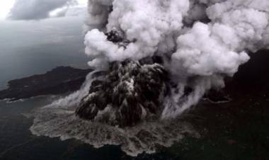 Asap Kawah Hitam, Gunung Anak Krakatau Tetap Berstatus Waspada