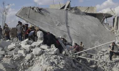 Bayi Laki-Laki Ditemukan Hidup Setelah 35 Jam di Bawah Reruntuhan Bangunan