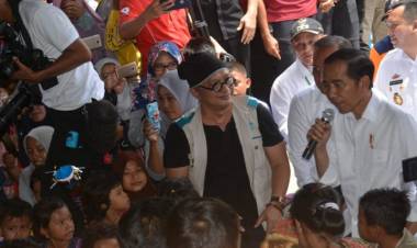 Keceriaan Presiden Bermain Bersama Anak-Anak Korban Tsunami