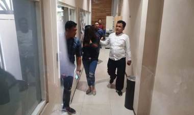 Jenguk VA di Polda Jatim, Jane Shalimar Bawa Ini