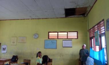 Lapor Pak Bupati! Atap SD di Batanghari Ini Bocor-bocor Siswa Nampung Air