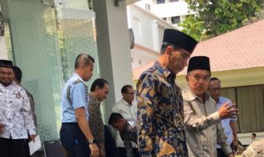 Jokowi-JK Ngobrol Santai Usai Shalat Jumat