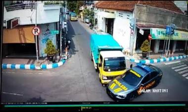 Mobil Polisi Ditabrak Truk, APN Salahkan Polisi