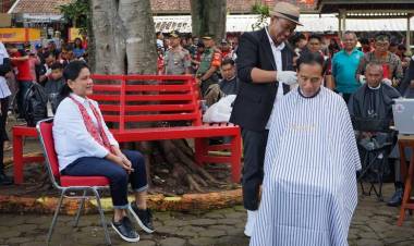 Iriana Dampingi Jokowi Potong Rambut di Tukang Cukur Asli Garut