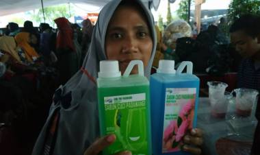 Jokowi Borong Sabun Cuci Buatan Peserta PKH