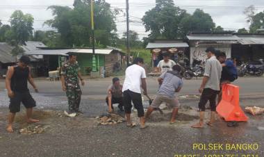 Begini Aksi Simpatik Pak Polisi Tambal Jalan Lintas Sumatera