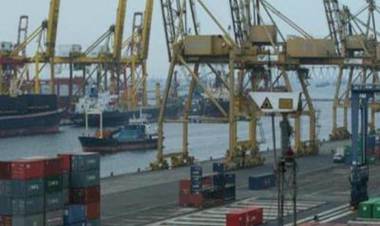 Tower Crane di Pelabuhan Kapal Ternate Patah