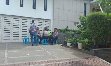 Lima Polisi Jaga Rumah Ahok di Pantai Mutiara