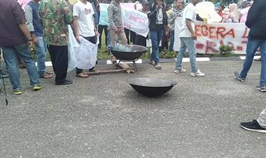 Rio/Kades Terpilih Tak Kunjung Dilantik, Ratusan Pendukung Geruduk Kantor Bupati Bungo