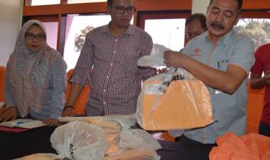 Kantor Pos Padang Bongkar Pengiriman Tabloid Indonesia Barokah