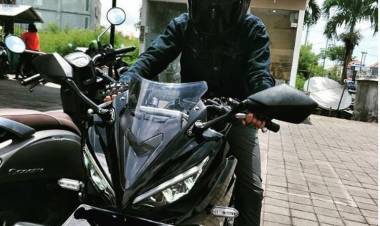 Heboh Pemotor di Bali Ugal-ugalan Pukuli Spion Mobil