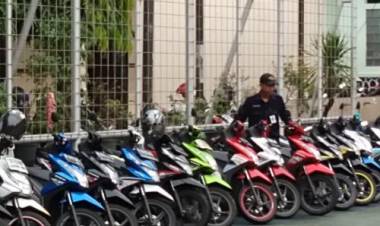 Slamet Satpam SMAN 4 Tangsel Jadi Viral, Susun Motor Sesuai Merek dan Warna