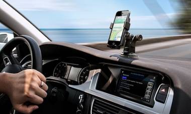 Teng!! MK Tegaskan Soal Larangan Penggunaan Ponsel Saat Berkendara