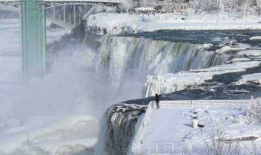 Cuaca Dingin Ekstrem, Air Terjun Niagara Membeku