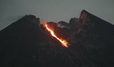 Lagi, Gunung Merapi Keluarkan Lima Kali Guguran Lava
