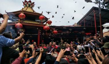 Tradisi Buang Sial, Anies Lepas Burung Saat Imlek