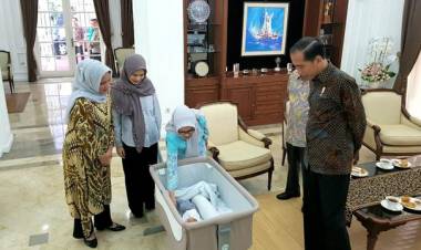 Jokowi Jenguk Cucu Baru JK ke-15