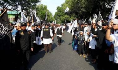 Massa dan Amien Rais Kawal Ketua PA 212 Dipanggil Polisi