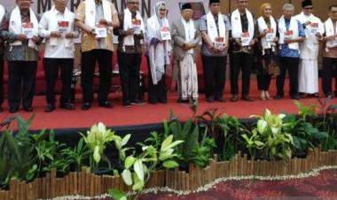 Ma'ruf Amin Hadiahi Buku dan Sorban Kepada Tokoh Sumbar