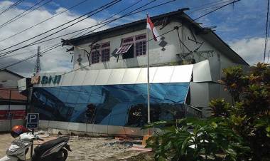 Bangunan Kantor BNI Ambruk, Nasabah Panik dan Kabur