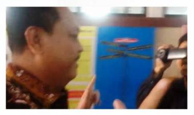 Diperiksa KPK, Ketua DPRD Asal Demokrat Ini Acungkan Dua Jari Khas Prabowo-Sandi 