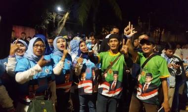 Relawan Berselawat di Depan Kediaman Prabowo
