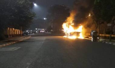 Bus Transjakarta Terbakar di Jalan Pos, Enam Damkar Diterjunkan