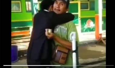 Terharu, Lulus Sidang Skripsi Anak Tukang Siomay Ini Cari Ayahnya 