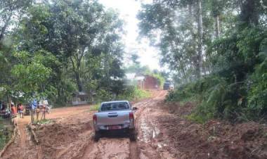 Jalan Rusak Berat, Butuh Waktu 1,5 Jam Tiba di SMPN 8 Sepauk