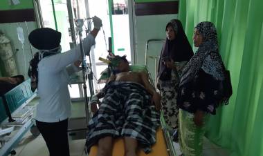 Asyik Main Handphone Saat Hujan, Tiga ABG Ini Disambar Petir