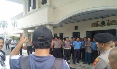 Fasilitas Pasar Talang Banjar Tak Memadai, Pedagang Geruduk Gedung DPRD