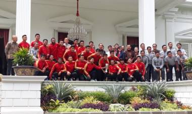 Terima Timnas Garuda Muda U-22 di Istana, Jokowi:Saya Bangga Prestasi Generasi Baru