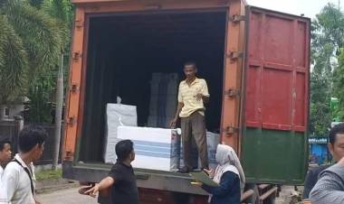 Horee Disdik Bagi-bagi 130 Komputer ke Sekolah