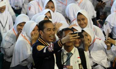 Jokowi Sebut Gunakan Kartu Prakerja, Lulusan SMK Bisa Ikut Training Masuk Industri dan Dikasih Honor 