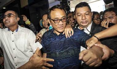 Meski Mau Mundur, Nasib Andi Arief Ditangan SBY