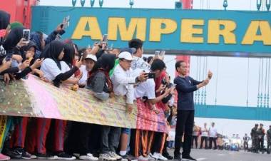 Jokowi Berselfie di Acara Rekor MURI Kain Jumputan Terpanjang 1,1 KM di Jembatan Ampera
