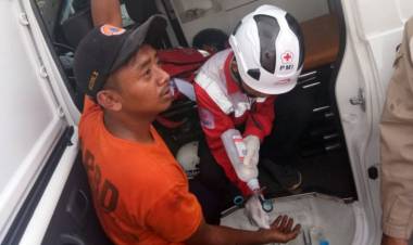 Petugas BPBD Terluka Saat Evakuasi Korban KRL Anjlok