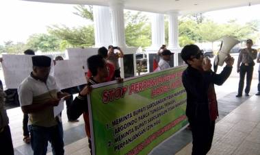 Massa Demo Kantor Bupati Sarolangun, LSM: Kami Sedih Negeri Kita Dihancurkan Orang Tak Bertanggungjawab
