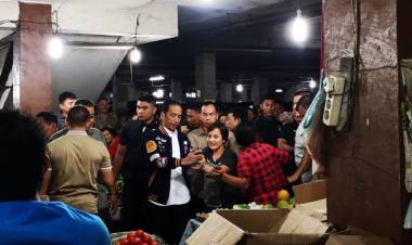 Blusukan di Pasar Medan Jokowi Beli Teri Medan