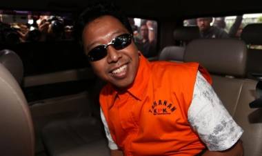 Meski Jadi Tersangka dan Ditahan KPK, Rommy Tetap Bergaya