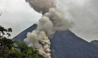 Guguran Awan Panas Keluar dari Gunung Merapi