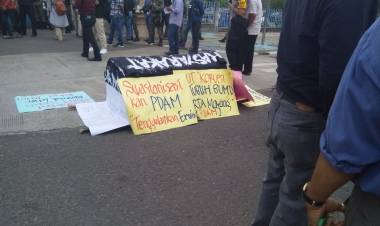 Aksi Protes Kenaikan Tarif PDAM, Keranda Jenazah Parkir di Depan Kantor Walikota 