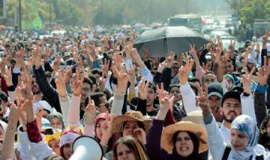 Bubarkan Aksi Protes Guru Polisi Tembakkan Meriam Air