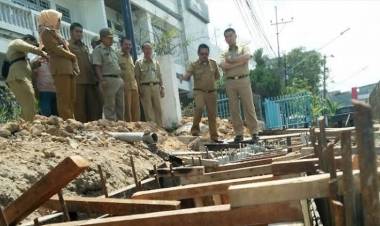 Meski Sudah Disegel, Dinas Perkim Jambi Tak Kunjung Bongkar Bangunan di Atas Drainase