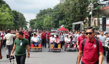 Gunakan Baju Adat Jokowi Naik Becak Hadiri Rapat Akbar di Karebosi