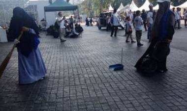 100 Relawan Diterjunkan Pungut Sampah Kampanye Akbar Prabowo-Sandi