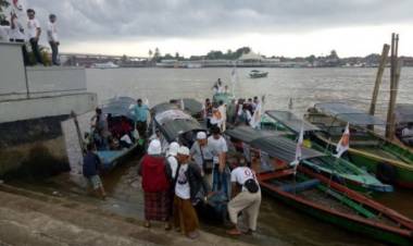 Ribuan Peserta Kampanye Akbar Prabowo Datang Naik Ketek