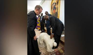 Paus Fransiskus Cium Kaki Presiden Sudan Selatan