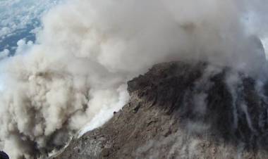 Gunung Merapi Meluncurkan Awan Panas Guguran 1 KM